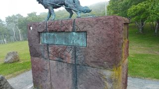 台座の上の犬の像が凛々しい