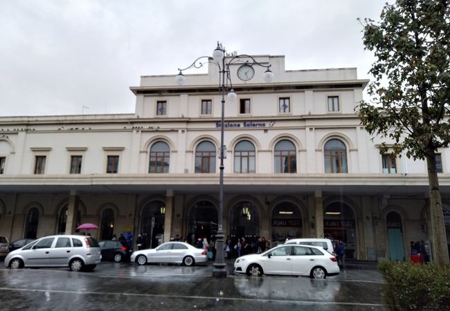サレルノ駅 ：アマルフィーやポジターノ行の玄関口　