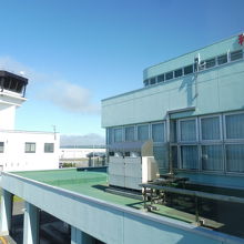 到着時、機内からターミナル＆管制塔を眺める
