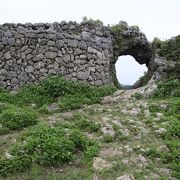 夏至には日の出の光が射す太陽の門がある天空のグスクです。