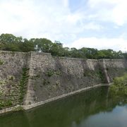 大阪城散策の目玉はこの高石垣、本丸の東だけでなく四方にあります