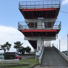 大きな歩道橋があります