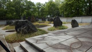 大阪人は大阪城を太閤秀吉の城と思っています、石を主体に造られた日本庭園S４７年京都林泉教会が奉納。
