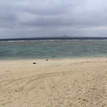 海の向こうに伊江島が見えます