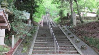 階段の上にまつられています。