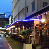 ホテル側からみた通り（右側のお店の先がホテルへの入り口）