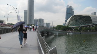 橋を渡ってマーライオンへ