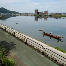 川沿い遊歩道からの風景