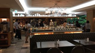 改装されてきれい。朝食ビュッフェは充実。