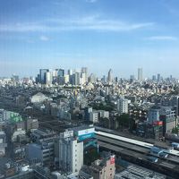 新宿の高層ビル群を眺める事ができます。