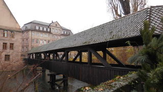 「死刑執行人の橋」という名の古い屋根付きの木橋