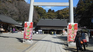 偕楽園駅から坂道を上りきったところにあります