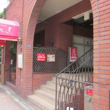 レンガ色のビル３階です！