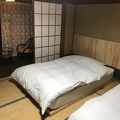 部屋の中の半分ほどのエリアに携帯の電波が入りづらくて困りました。