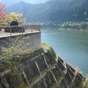 開放感のある水辺と深い山々の景観を楽しむ