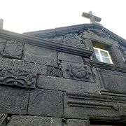 小さいながら、全体が真っ黒い火山岩で造られた姿が印象的な教会