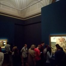 ２０１９年１月ブリューゲル展の展示室。２枚のバベルの塔が並ぶ