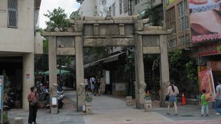 牌楼に代表されるレトロさと、昭和ノスタルジーのエリアとが背中合わせになっていて楽しめました。