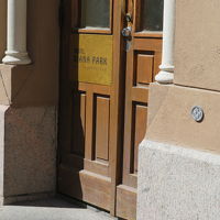 ホテル入り口のドア