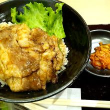 カルビ丼＋キムチ＋ミニサラダ＋スープで720円です