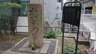 歴史を感じさせる古い親柱