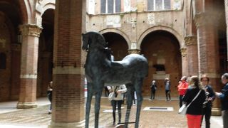 カンポ広場の中心