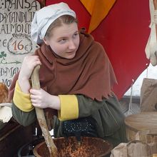 店先の屋台はマクス・マンテル（Magus Mandel）とい