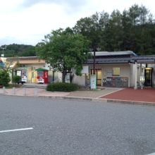 あまり規模が大きくないパーキングエリアの建物