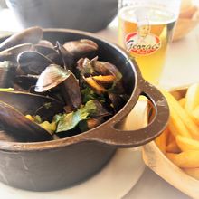 ムール貝、フリッツは美味しい、オリジナルビールはイマイチ