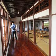 二階には畳の敷かれた和室があり、日本の町の集会所を思わせる雰囲気の空間でした。