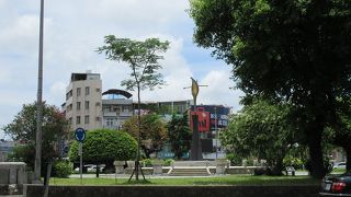 台南の街歩きの際の目印となる、ロータリーになっている部分の緑地帯がこの公園です。