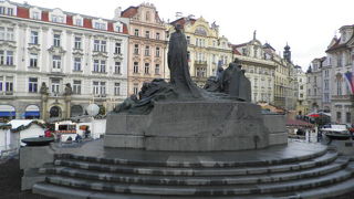 旧市街広場にある宗教改革の先駆者の像