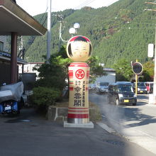 大きなコケシガお出迎え