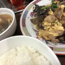 きくらげと豚肉の玉子炒め…定食、スープ付き