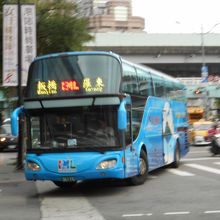 東海岸へ行くカマラン客運のバス