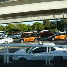 ブリスベーンの空港には、多数のタクシーが集まっています。