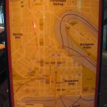 タクシースタンドの標識の下部には、市内の案内図があります。