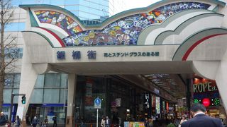 ステンドグラスが美しいアーケード街