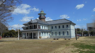 広い敷地に特色のある建物が展示されています