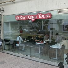 ビルの1階、内外に入り口があります