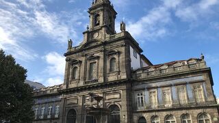 市庁舎の裏の教会