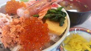 ワンコイン海鮮丼が有名です