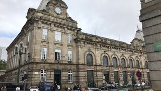 サント イルデフンソ教会とサン・ベント駅を結ぶ太い道路