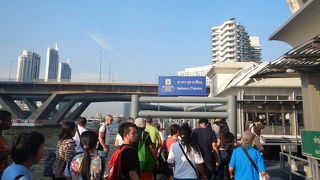 チャオプラヤエキスプレスボートからサイアムアイコン行きのシャトルボートに乗り換える