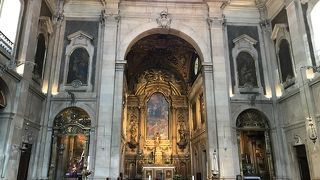 教会の中に入ってみるとかなり豪華