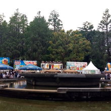 噴水を囲むようにテーブルとお店が並んでました