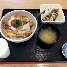 ひれエビ丼（キャベツは追加で追加）