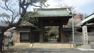 正門なのに一番駅から遠いので、何となく地味