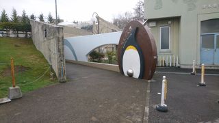 ペンギンが飛ぶ