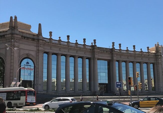 スペイン広場のロータリーを囲む建物の一つ